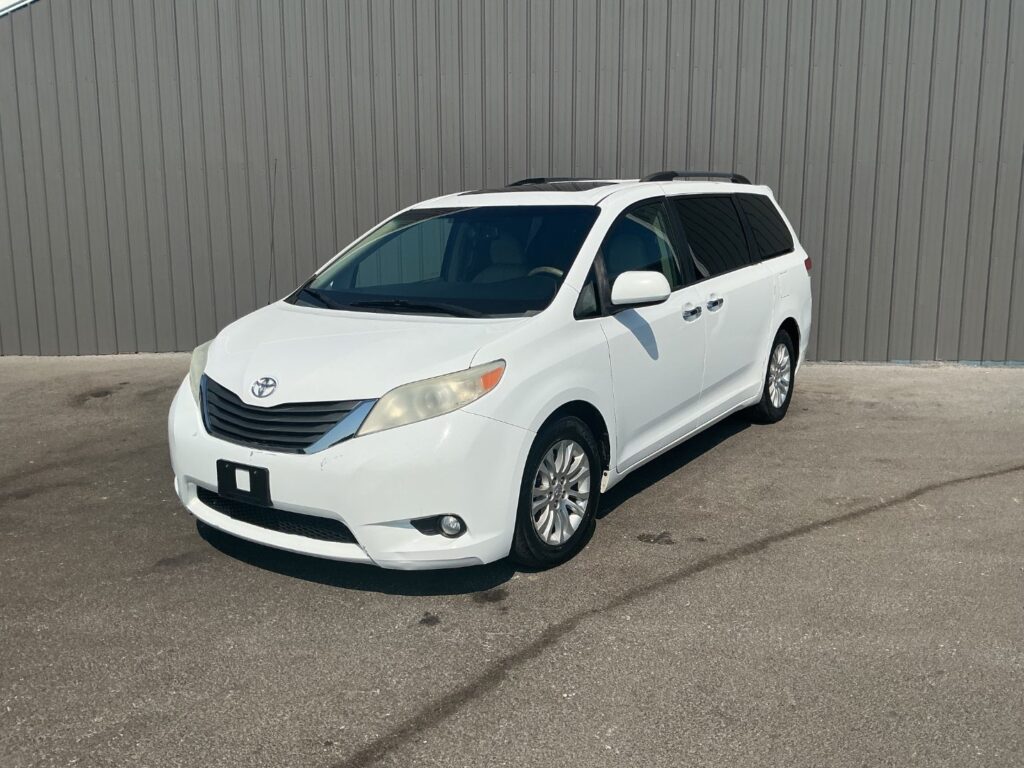 2013 Toyota Sienna  | DS335900-2 - iGo Motors Campbellsville